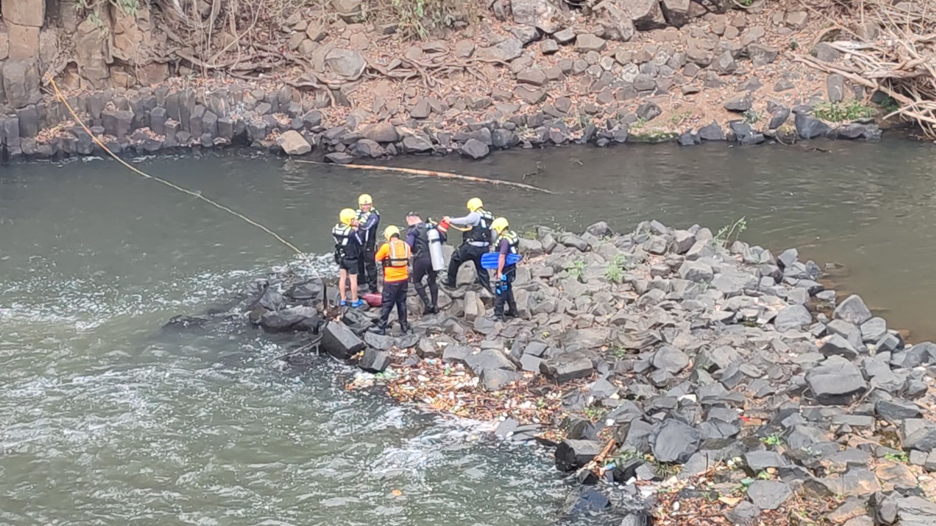 El cuerpo de la menor de edad fue ubicado a 10 metros de profundidad por los buzos del Cuerpo de Bomberos de Panamá. Foto. Eric Montenegro