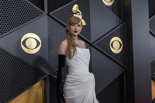 Taylor Swift también arrasó en la alfombra roja de los Grammy con un vestido corsé. Foto: EFE/Armando Arorizo