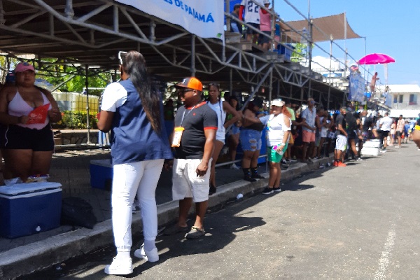 En Chitré, la ruta completa del carnaval incluye la utilización completa del parque Unión y del Centenario, con más de 28 carros cisternas apostados en el recorrido. Foto. Thays Domínguez