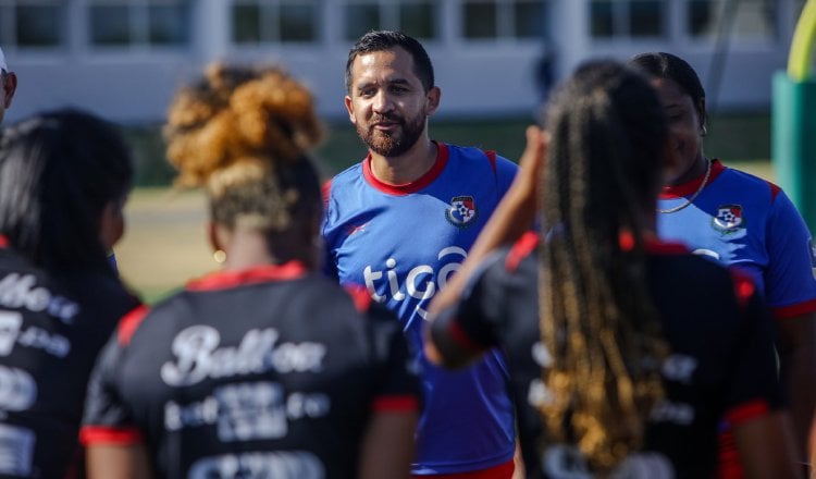 El técnico 'Nacho' Quintana en los entrenamientos de  Panamá. Foto: Fepafut