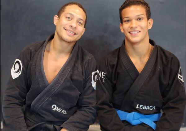  Lucas Delan (der.) con su entrenador David Beluche. Foto: Cortesía