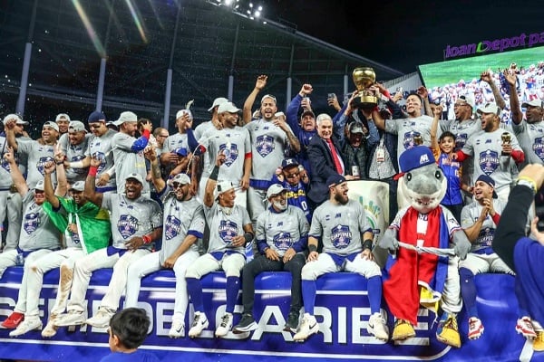 Tiburones de la Guaira (Venezuela) festeja su título de la Serie del Caribe. Foto: Confederación del Caribe