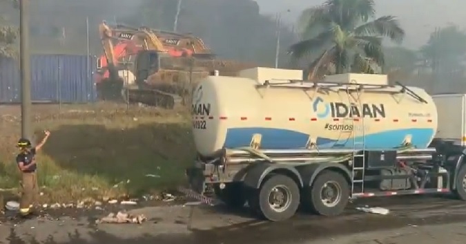 Personal del Idaan ayudó a los bomberos con la dotación de agua para combatir el incendio. Foto: Internet