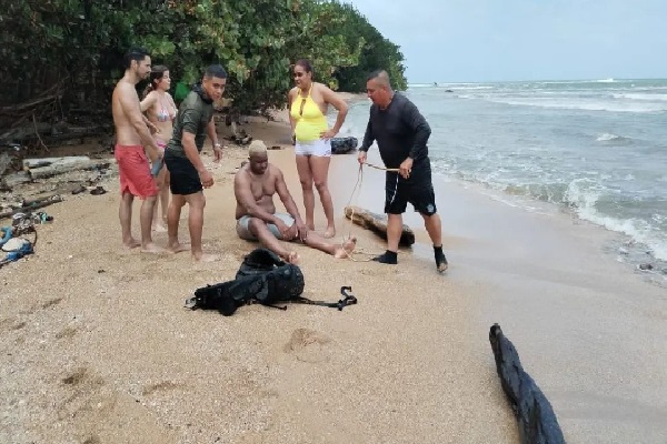 Los agentes policiales ubicados en el puesto de control y vigilancia, al percatarse de la emergencia, se metieron al mar logrando sacar al ciudadano en peligro. Foto. Cortesía