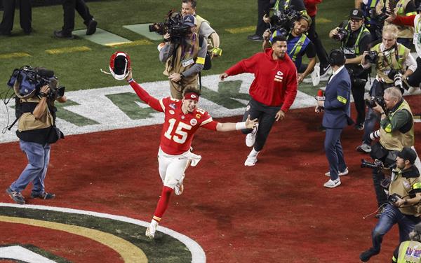 Patrick Mahomes, festeja ganar el Super Bowl ante 49ers. Foto: EFE