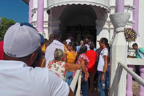 Este miércoles, con la imposición de la ceniza en la frente, muchas personas ya se desplazaron para concentrarse frente a la imagen de Jesús Nazareno en el distrito de Atalaya. Foto. Melquíades Vásquez