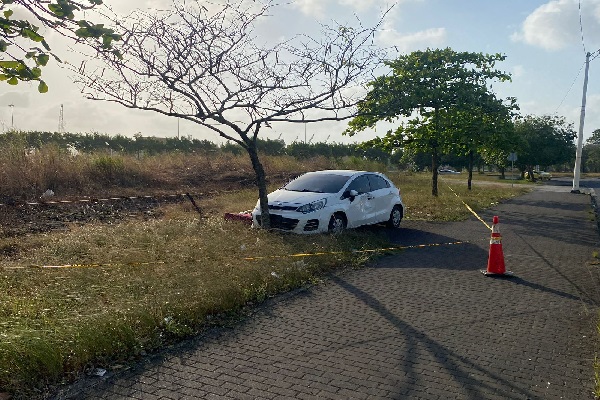 El auto baleado y luego accidentado era un sedán color blanco, marca Kia.