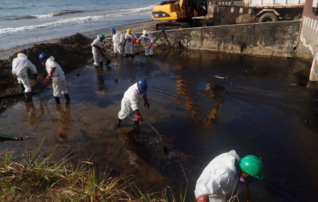 Trinidad y Tobago afronta una emergencia nacional tras un grave derrame de crudo en sus costas. Foto: EFE