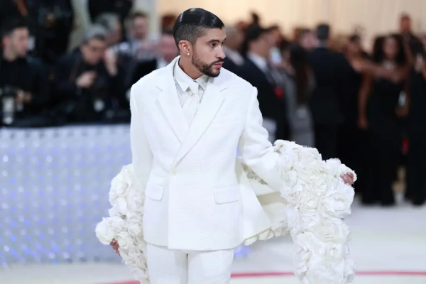 Vista del cantante Bad Bunnya su llegada a la Met Gala de 2023. Foto: EFE/ Justin Lane