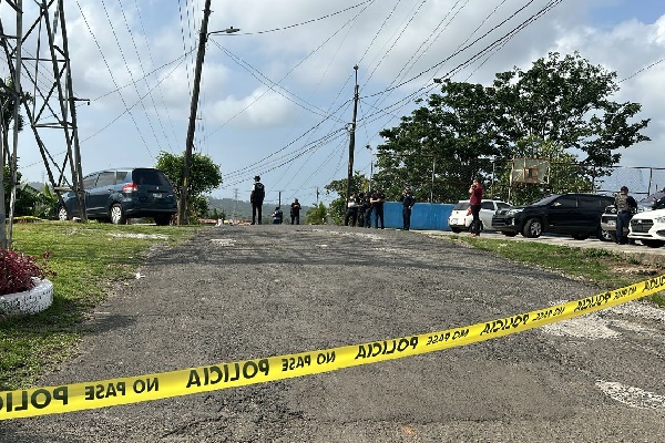 La primera entrada de la comunidad de Nuevo México, quedó cerrada por la Policía Nacional con cinta amarilla, para preservar la escena del crimen. Foto. Diomedes Sánchez