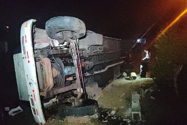 El autobús con número de placa B000127 quedó volcado sobre un costado y frente a una residencia.