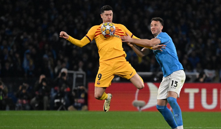 Robert Lewandowski del Barcelona, controla el balón en su partido contra el Napoli. Foto: EFE