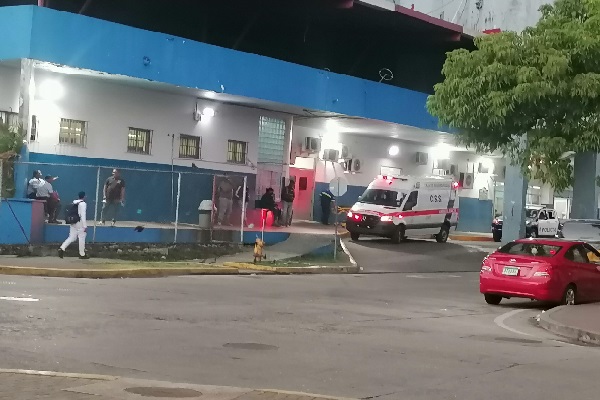 Jonathan Selles, recibió ayuda y fue trasladado al cuarto de urgencias del Hospital Dr. Manuel Amador Guerrero. Foto. Diomedes Sánchez