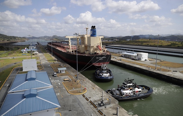 El total de tránsitos por el Canal de Panamá se desplomó un 49% en comparación con su máximo histórico. Foto: EFE