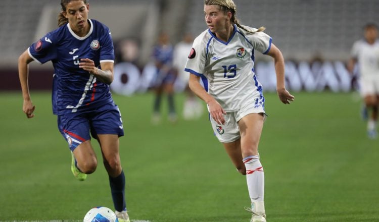 La panameña Riley Tanner (der.) conduce el balón, ante la marca de la jugadora de Puerto Rico, Madison Cox. Foto: Fepafut