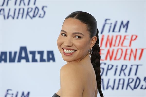 La actriz estadounidense Jurnee Smollett llega a los premios Film Independent Spirit Awards 2024. Foto: EFE