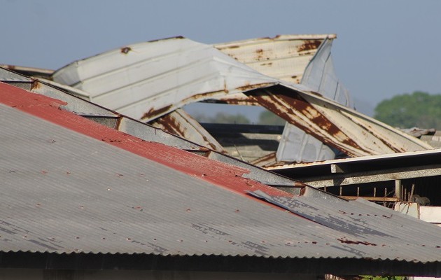 Las estructuras construidas para colocar los módulos se han convertido en un riesgo para los vecinos. Foto: Eric Montenegro