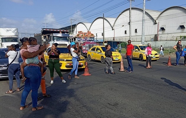 Este cierre provocó un descomunal tranque vehícular e inconvenientes con los conductores.. Foto: Diomedes Sánchez