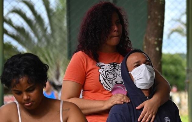 Personas esperan para recibir atención médica en una tienda de campaña para tratar casos sospechosos de dengue en Brasil. Foto: EFE