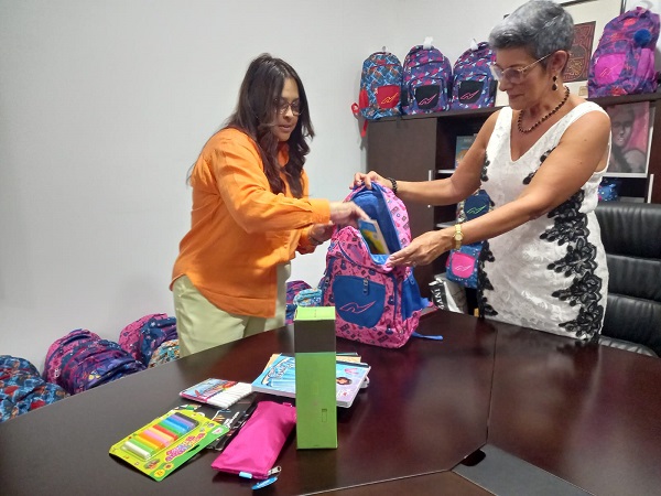 Serán 100 mochilas dotadas con varios útiles escolares y lonchera los que distribuirán los diplomáticos en cuatro escuelas. Foto: Francisco Paz