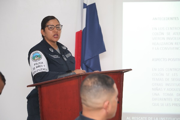 La jefa del Servicio Policial de Niñez y Adolescencia, Marlin Tello, señaló que esta serie de acciones preventivas también incluyen la ejecución del programa DARE, que trata sobre la prevención del consumo de sustancias ilícitas. Foto. Cortesía