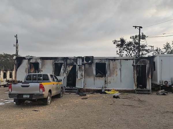 Así quedó uno de los 11 modulares que fueron destruidos por los migrantes. Foto: Cortesía Minseg