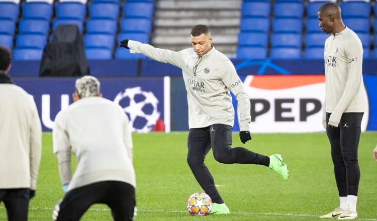 Mbappé del PSG (cent.), durante un entrenamiento en el estadio Reale Arena de San Sebastián, donde enfrentarán al Real Sociedad. Foto: EFE