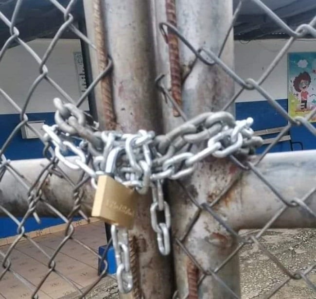 La escuela se encuentra con candado y no es la primera vez que esto pasa. Foto: Internet