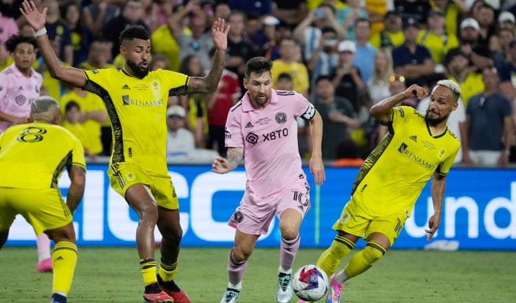 El panameño Aníbal Godoy del Nashville (izq.) marca a Leo Messi del Inter Miami, durante una jugada de la pasada League Cup 2023. Foto: EFE