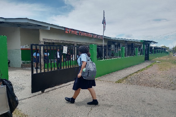 Con respecto a la preocupación de los padres de familia, la administración del IPHE en La Chorrera informó que, para este miércoles, se ha convocado una reunión con los acudientes de los estudiantes. Foto. Eric Montenegro