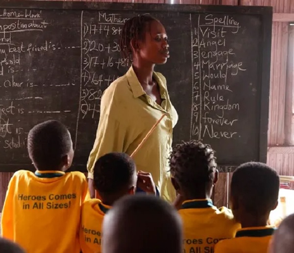 Maestra con sus estudiantes en Nigeria, donde existe mucha violencia contra los niños. Foto: EFE