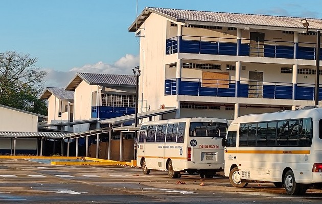 La firma constructora sigue con los trabajos de construcción de la entrada principal del colegio. Foto: Eric Montenegro 