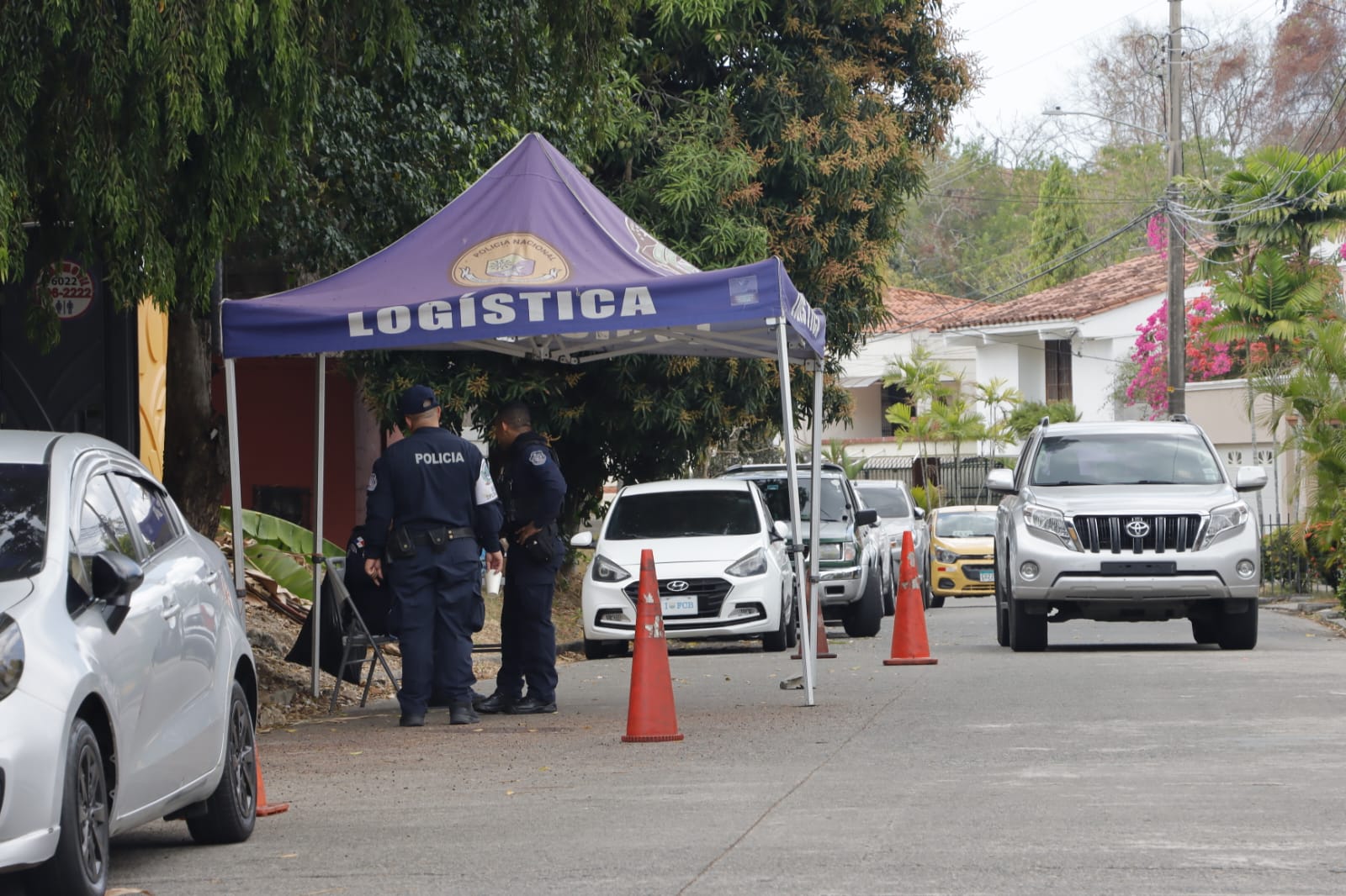 Uno de los puestos de control instalados por la policía cerca de la embajada. Foto: Víctor Arosemena