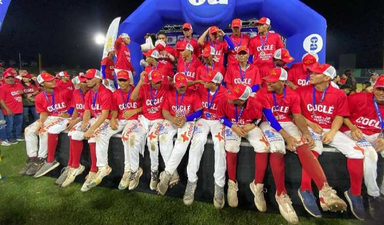 Equipo campeón de Coclé en la categoría del béisbol juvenil. Fotos: Fedebeis