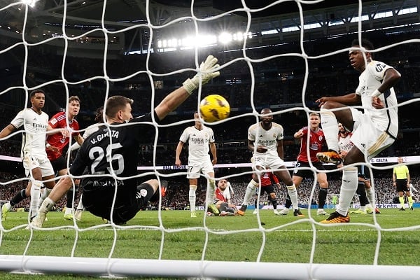 Vinicius Jr. anotó el primer gol del Real Madrid (der.) ante Celta de Vigo. Foto: EFE