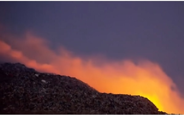 El fuego inició en la noche y se divisaba desde varios puntos de la ciudad. Foto: Internet