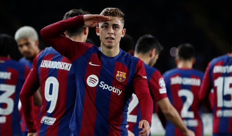 El centrocampista  Fermín López del Barcelona celebra al anotar el segundo gol de su equipo contra Nápoles. Foto: EFE