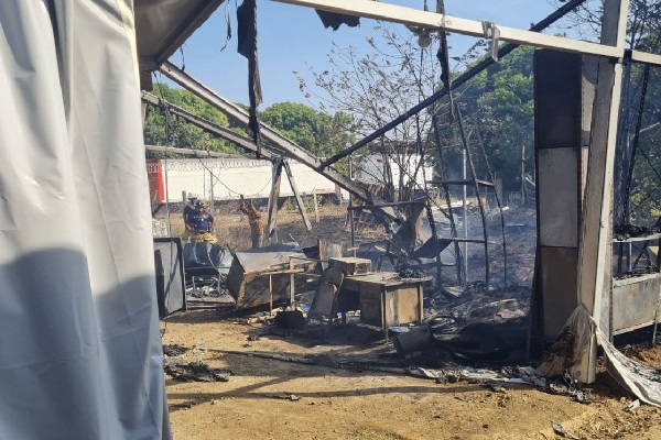 Dos unidades de los bomberos debieron ser evaluados por paramédicos, debido a la gran cantidad de humo en el lugar. Foto. Thays Domínguez