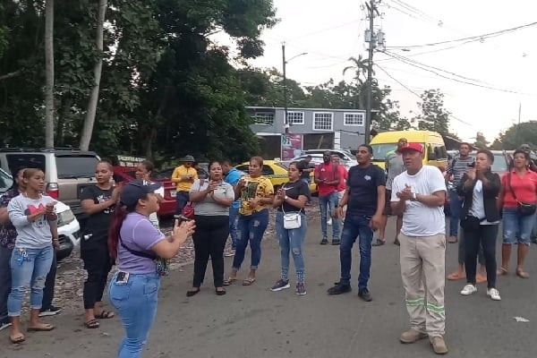 Los manifestantes también exigieron mejoras en el centro educativo de la población y que el agua potable llegue las 24 horas del día. Foto. Diomedes Sánchez