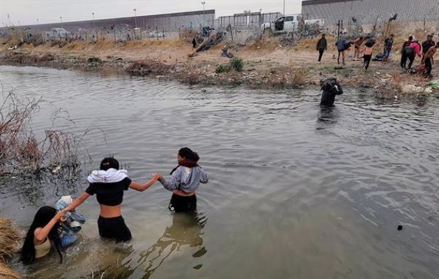 Migrantes se preparan para cruzar el Río Bravo, en la frontera que divide a México de los Estados Unidos. Foto: EFE