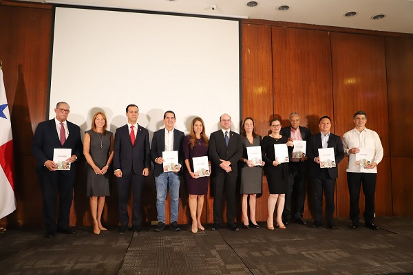 Un candidato presidencial y cinco candidatos a vicepresidente asistieron a la entrega del documento. Foto: Cortesía Cciap