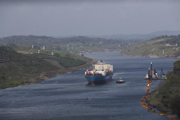 Buque portacontenedores al transitar por el Corte Culebra en el Canal de Panamá. EFE