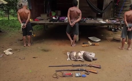 A estas personas se les encontraron armas de fuego, evidencia de oro y tres conejos de monte que habían sido cazados. Foto. Cortesía Senan. 