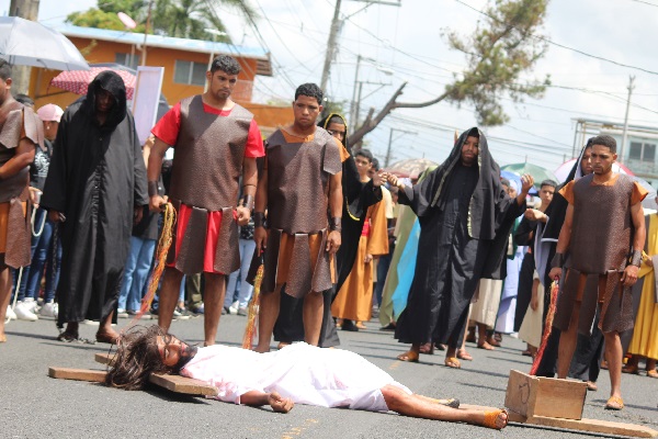 Este año, unas 46 personas entre jóvenes y adultos están involucrados en la realización del drama de la pasión y muerte de Jesús. Foto. Eric Montenegro