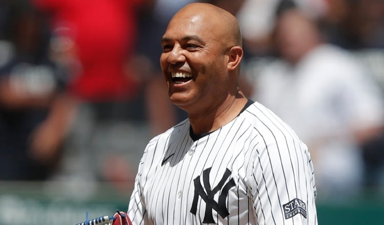 Mariano 'Mo' Rivera hizo el primer lanzamiento entre Diablos y Yanquis. Foto: EFE