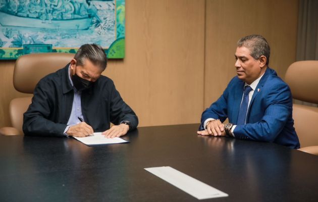 Firma del Decreto Ejecutivo que dispone el nuevo monto de la pensión vitalicia. Foto: Cortesía