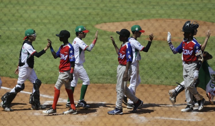 Jugadores de República Dominicana y de México. Foto: EFE