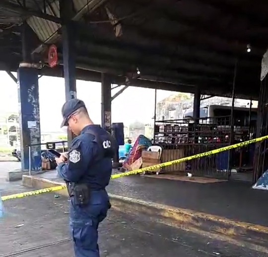 La Policía Nacional  procedió a cerrar todo el perímetro con cinta amarilla. Foto: Diomedes Sánchez