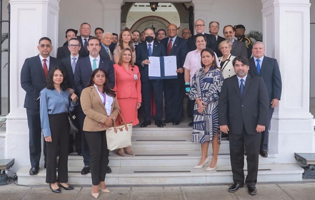 Según Cortizo, la banca fue clave en el crecimiento económico consecutivo que ha tenido el país. Foto: Cortesía