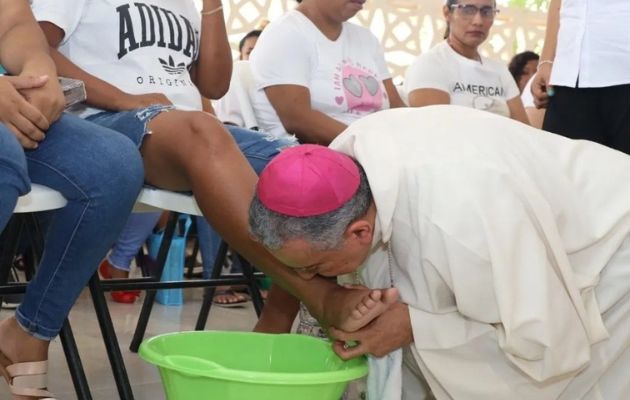 Lavatorio de pies de las reclusas Centro Femenino de Rehabilitación “Cecilia Orillac de Chiari”. Foto: Cortesía